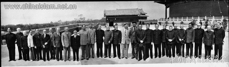 1957年，包尔汉与党和国家领导人在天安门城楼合影