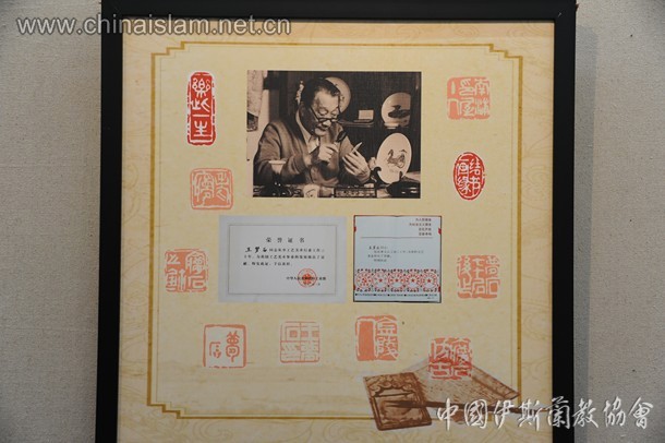 王梦石(1915-1993)，名春富，回族，祖籍江苏江宁。生于古玩世家，师从宛仁伯、宛仲康。得“梦石”艺名，作品多署“白下”。梦老三十而立，技艺已臻炉火纯青，精篆刻、微雕、书法、刻瓷、削玉等。梦老与国内著名书画名家交往，互赠作品，为傅抱石、陶博吾、梁邦楚、胡献雅、彭友善、王隆夫、刘勃舒、李巍、钟育淳等治印。1947在武汉举办“王梦石篆刻微雕展览”; 1956年参加全国工艺美术大会作品展其微雕作品荣登全国微雕艺术之翘首;同年由全国合作总社授予“全国老艺人”称号。近百件微雕精品被中国工艺美术馆、民族文化宫博物馆等永久收藏。在瓷刻上亦造诣深邃，为博物馆及收藏家珍惜。梦老开江西玉雕、贝雕、角雕之先河，作品饮誉海内外。