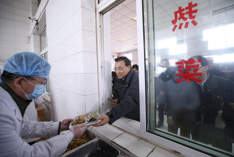 李克强1日来到宁夏固原市原州区中心敬老院，与老人们在一起过小年。总理与坐在身旁的回族老人马安仓边吃边拉家常，称赞老人“红光满面”，还给他盛了一碗热气腾腾的饺子。 (来自:中国政府网)